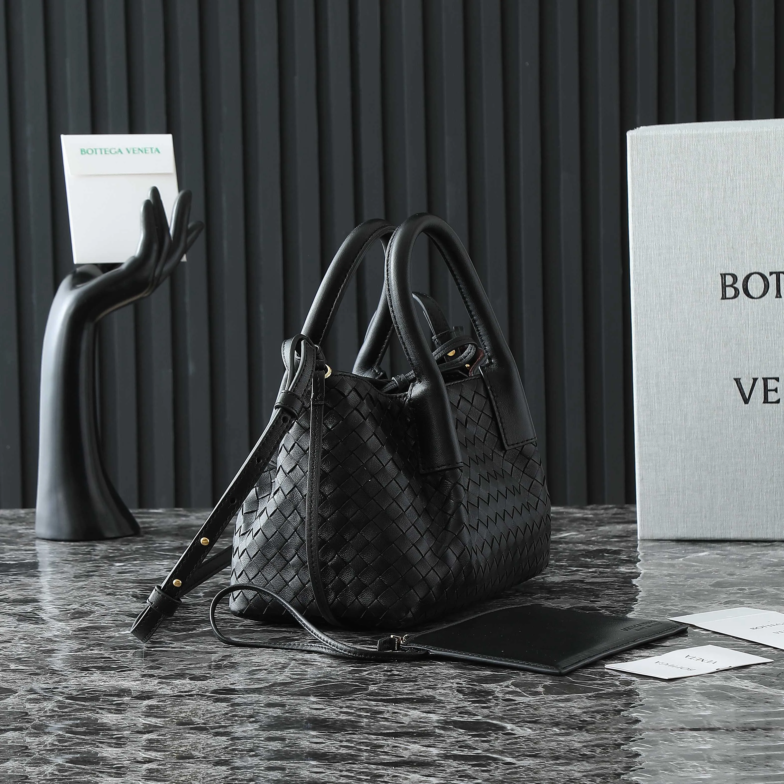 Batch 1660 BV25 spring and summer new product Mini pinacoteca two-tone surface. The weaving process is also super exquisite. Every texture is delicate and clear, and you can see the full ingenuity. 👜The bag uses 1 cm leather strips, which are purely hand-woven, highlighting the brand's craftsmanship. The inside is flipped to reveal a smooth suede lining that can be used on both sides, taking into account both fashion and practicality. 	 The small size can be worn on one shoulder or across the body, making it super versatile for daily commuting! 	 💕Fashionable ladies who like BV, come to me to get the same style~ ​Model number: 819004 ​Size: 24*15*12cm